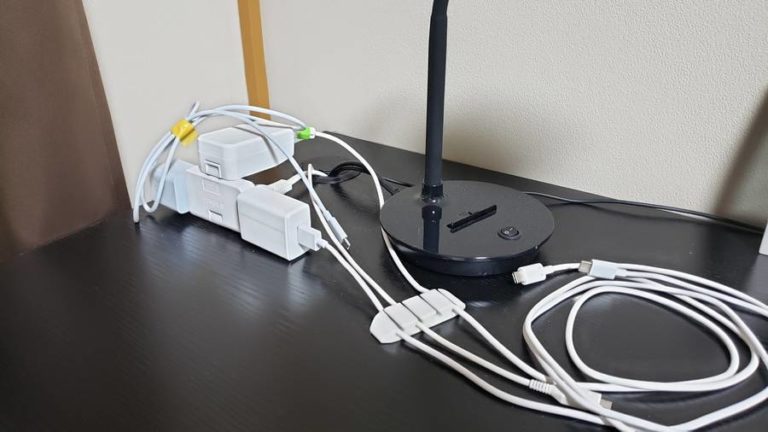 パソコンデスクの配線